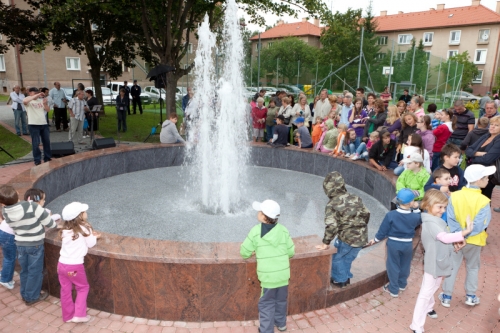 Otváranie fontány vo vnútrobloku sídliska  1. mája - 4.7.2011